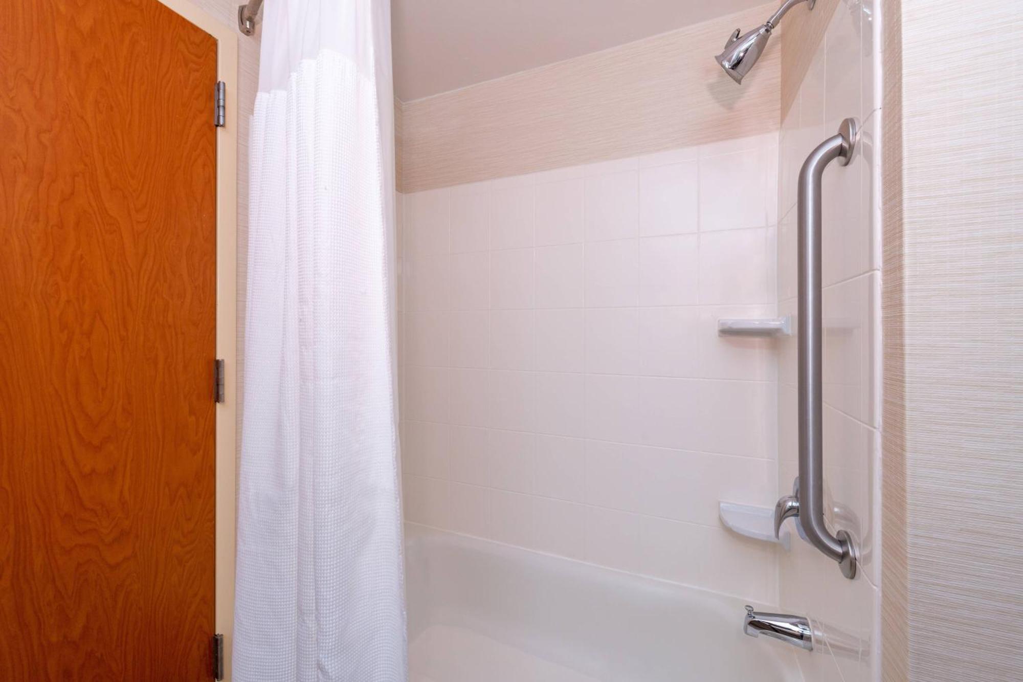 Fairfield Inn & Suites Greensboro Wendover Экстерьер фото