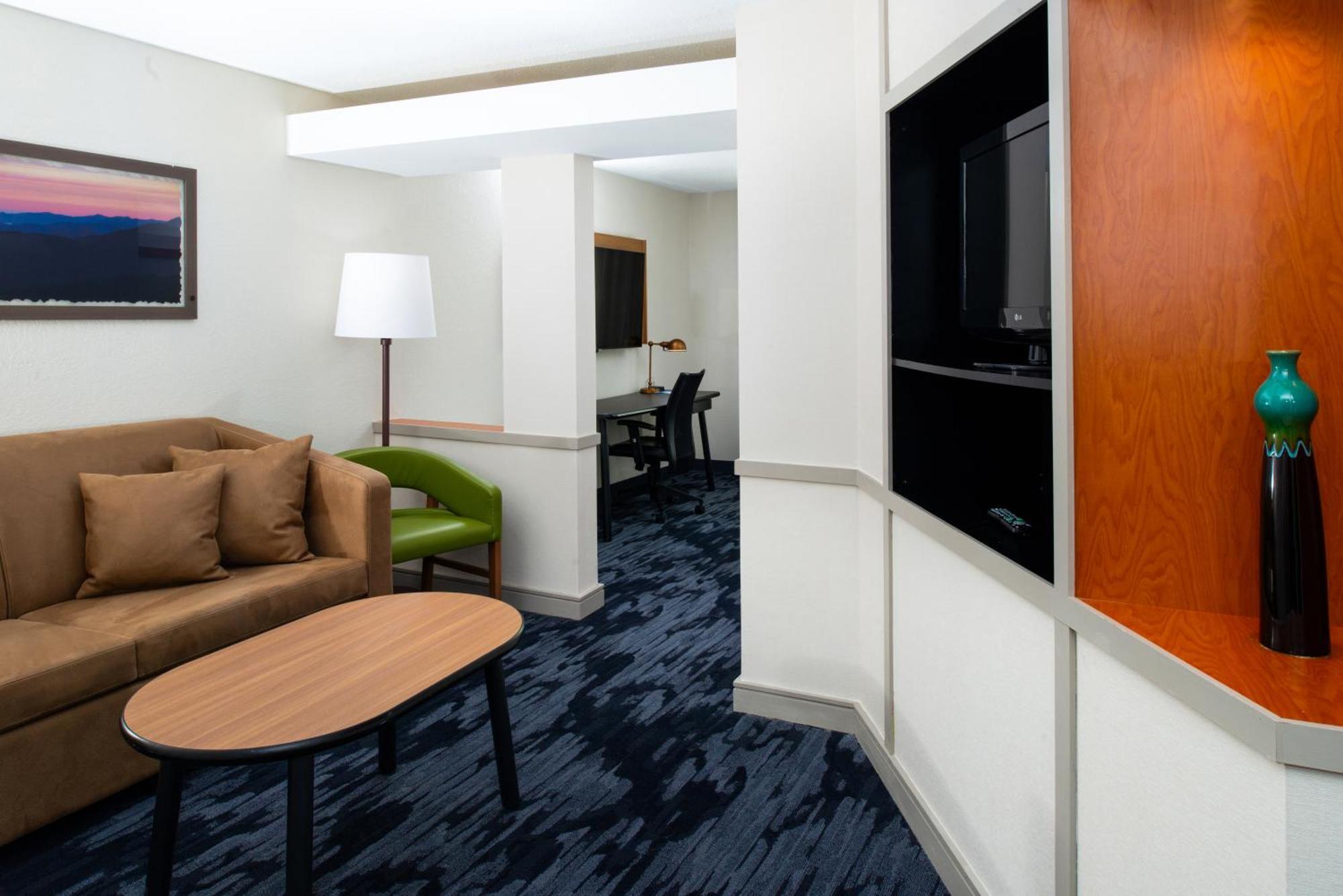 Fairfield Inn & Suites Greensboro Wendover Экстерьер фото